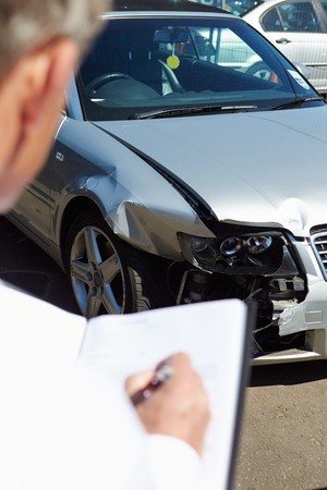 Versicherungsabrechnung bei Unfallschaden: Sachverständiger nimmt Schaden auf