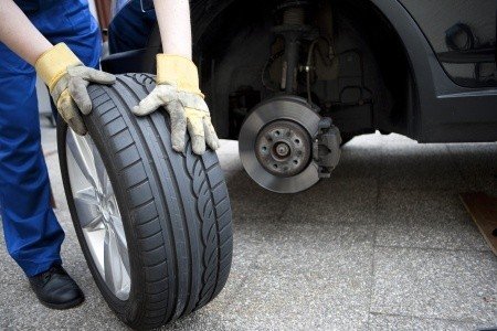 Mechaniker wechselt Sommerreifen