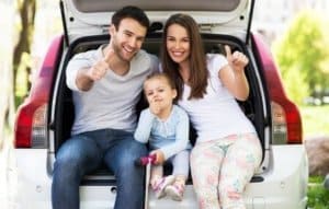 glückliche Familie im Auto