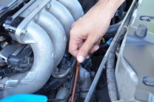 Mechaniker kontrolliert Ölstand