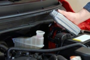 Mechaniker ergänzt Bremsflüssigkeit
