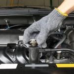 Ausgleichsbehälter mit geöffneten Verschluss für Motorkühlmittel